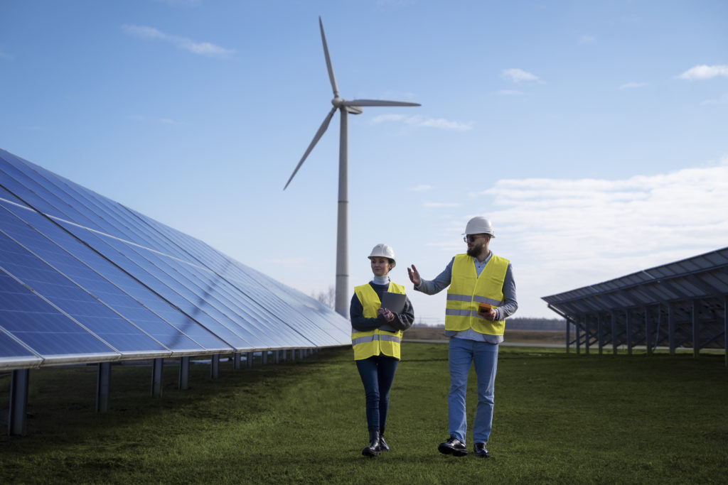 ingenieurs environnement plein regime travaillant ensemble - Chasseurs de Tête à Paris : Trouver les Leaders de Demain pour l'Industrie des Énergies Vertes